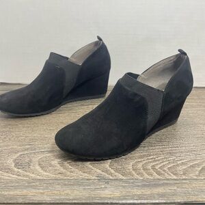 Bandolino Black Wedge Ankle Boots suede. 8M women’s. Shoe. Pre-owned